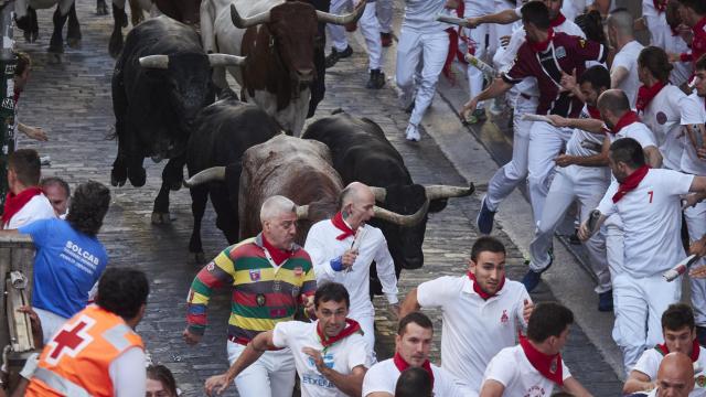 Corredores durante el último y octavo encierro de las fiestas de San Fermín 2023.
