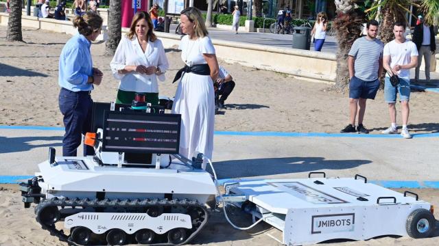 La alcaldesa de Valencia, María José Catalá, en las pruebas del robot este jueves. EE