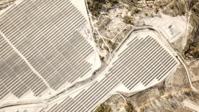 Vista aérea de la planta solar fotovoltaica Turroneros I de 35 MW, la más grande de la Comunidad Valenciana.