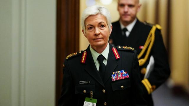 Jennie Carignan es madre de cuatro hijos y tiene una larga trayectoria militar.