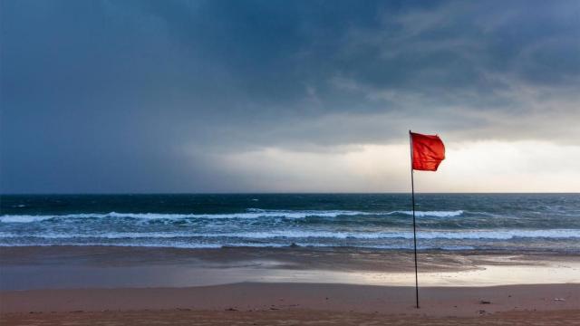 Mujer en la orilla de la playa.