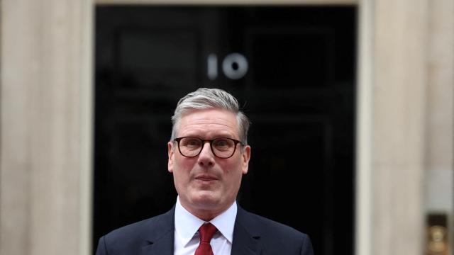 El primer ministro electo, Keir Starmer, pronuncia un discurso a su llegada al número 10 de Downing Street.