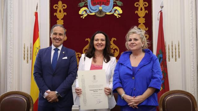 La profesora Yolanda Bustos con el reconocimiento.