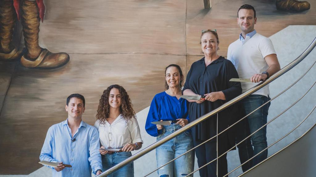 Arcos fue fundada hace 290 años en Albacete; desde entonces, de forma ininterrumpida, sus descendientes han estado al frente del negocio. En la foto (de izq a der): Roberto Arcos, co-CEO; Marta Arcos, Directora de Compras Kitchenware;  Sara Arcos, Directora de Recursos Humanos; Ana Arcos, Directora de Relaciones Institucionales; Luis Arcos, Director Financiero.