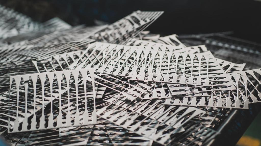 Restos de las planchas de acero después de ser recortados por una máquina láser.