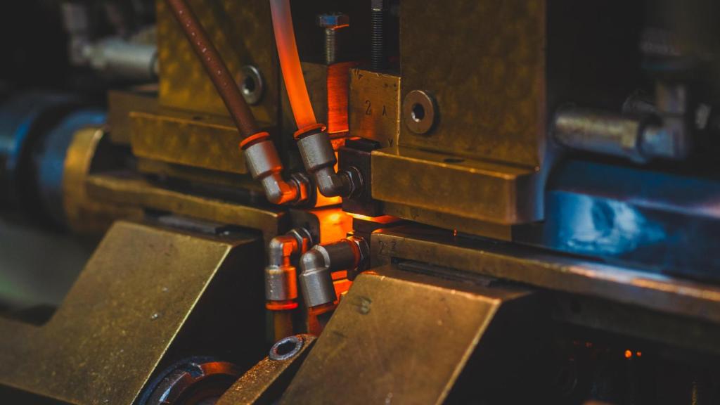 Detalle de la máquina en la que se practica el temple y el revenido de los cuchillos.