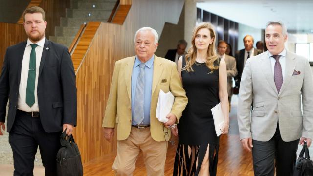 Gonzalo Santonja durante su pasado en Vox junto a procuradores de este partido