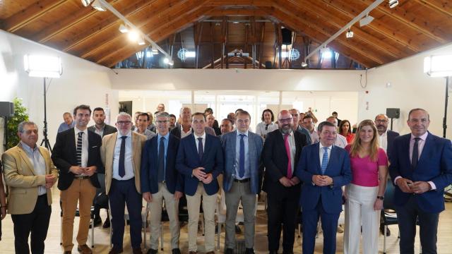 El presidente de la Diputación de Valladolid, Conrado Íscar, y el consejero de Presidencia, Luis Miguel Gago, firman el convenio para el Plan de Expansión Rural 012.