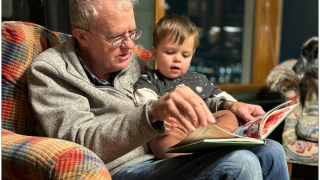 Daniel Gibbs, con uno de sus nietos.