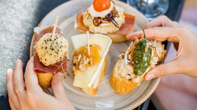 Ración de tapas y pinchos en un plato.