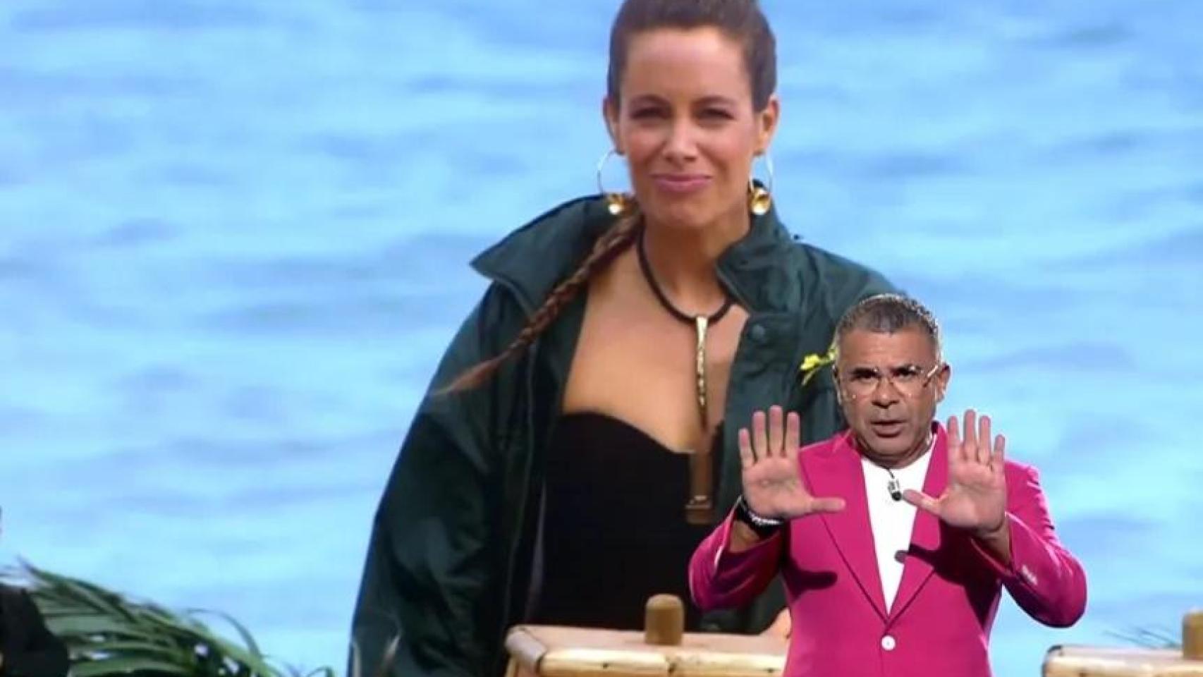 Laura Madrueño, ataviada con un chubasquero para protegerse del frío, y Jorge Javier Vázquez.