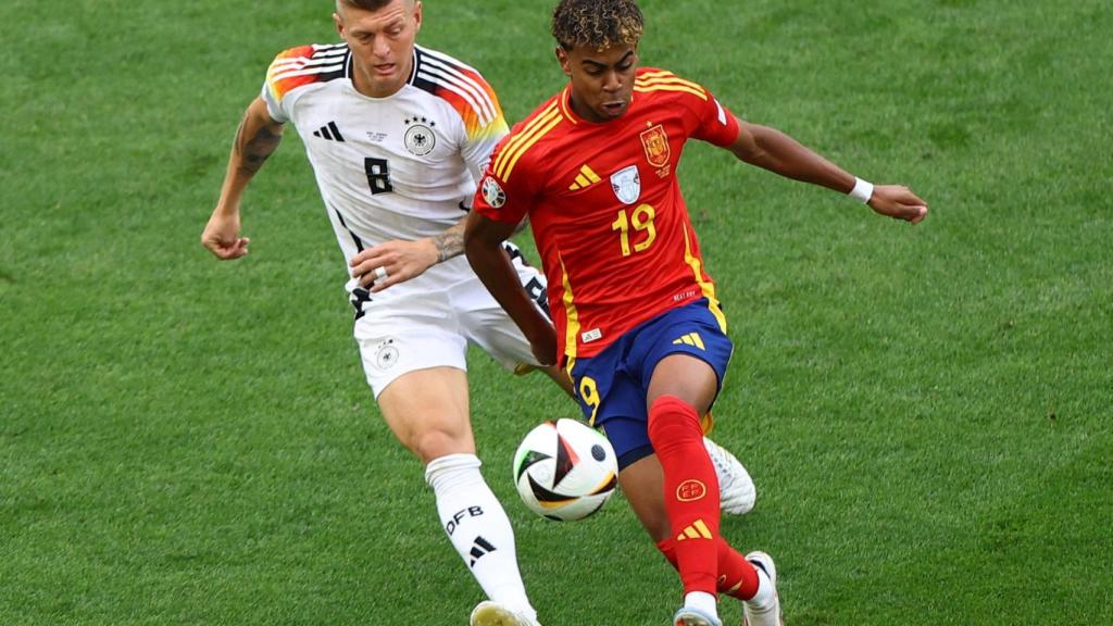 Yamal, con el balón en el partido ante Alemania.