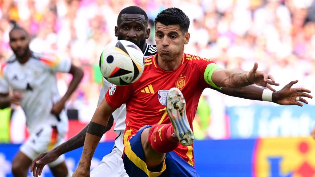 Morata protege un balón ante Rüdiger en el partido entre España y Alemania de la Eurocopa.
