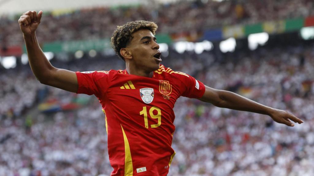 Lamine Yamal celebra el gol de Olmo ante Alemania.