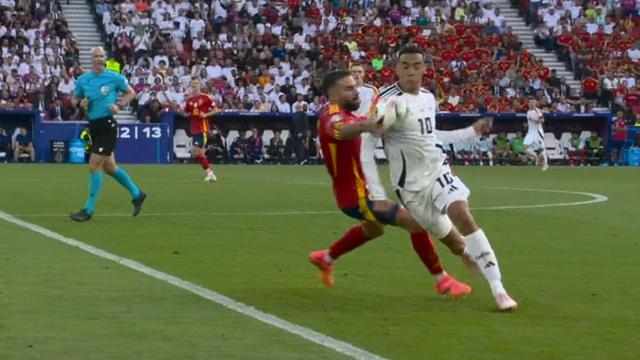 Momento en el que Carvajal corta con la mano una acción de ataque de Alemania.