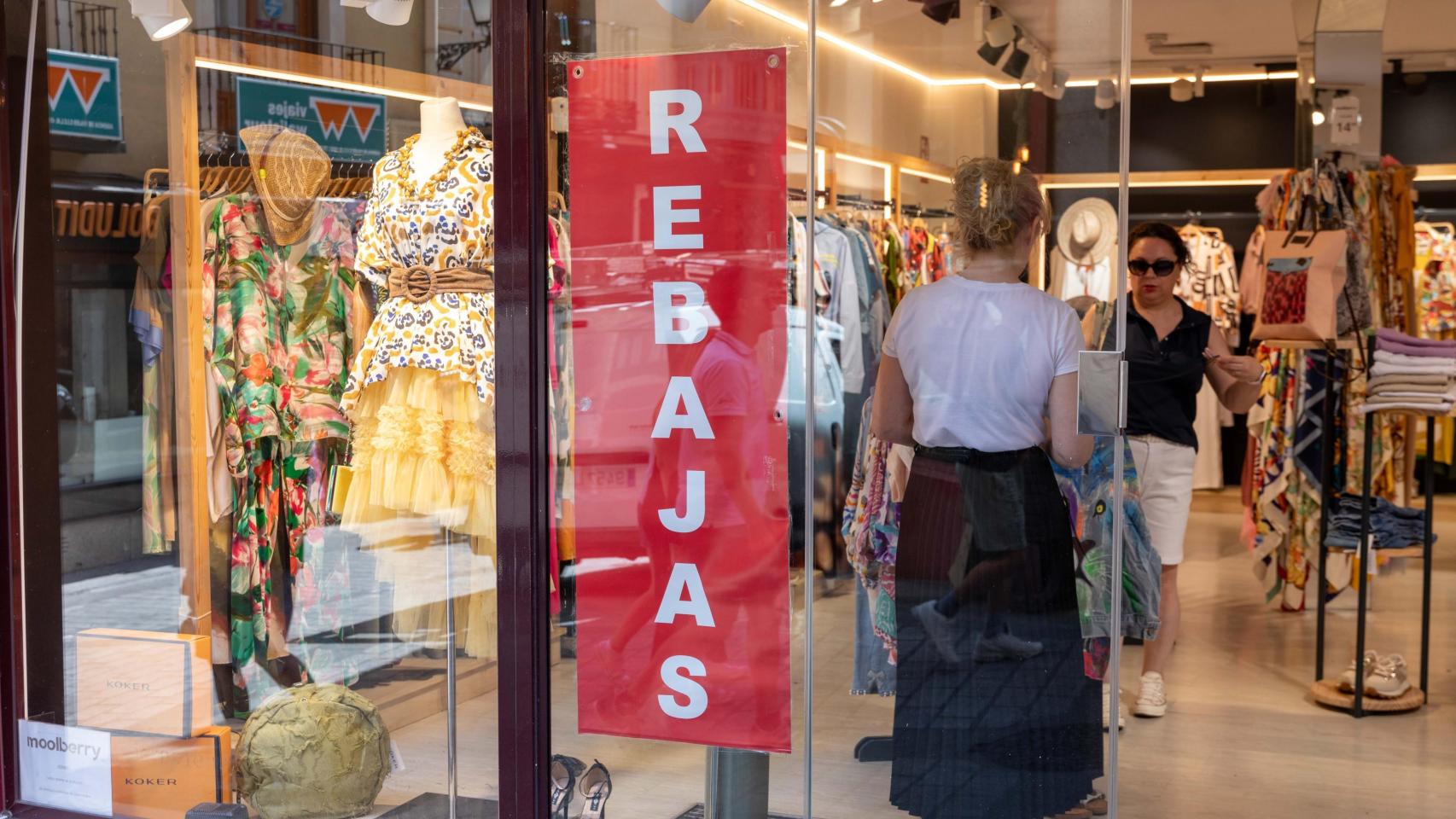 Llegan las rebajas de verano a Castilla-La Mancha: las fotos de los descuentos de las tiendas de Toledo