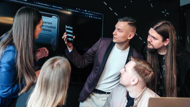 Chorst Klaus, fundador de  la plataforma, mostrando sus resultados.