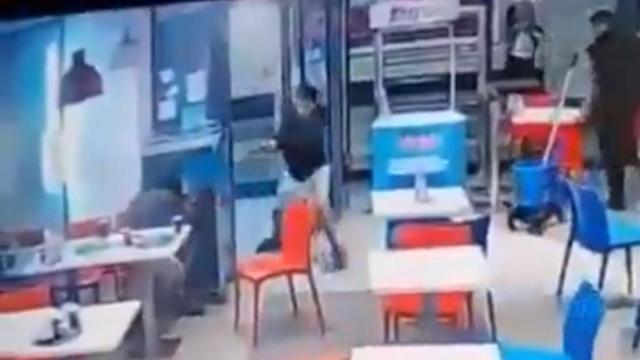 Imagen del tiroteo en la pizzería de Delicias captada por una cámara del local.
