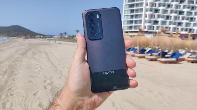 El OPPO Reno12 Pro en su versión Nebula Black