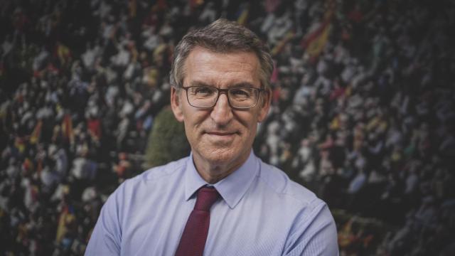 Alberto Núñez Feijóo, en la calle Génova, junto a la sede del PP, tras su entrevista con EL ESPAÑOL.
