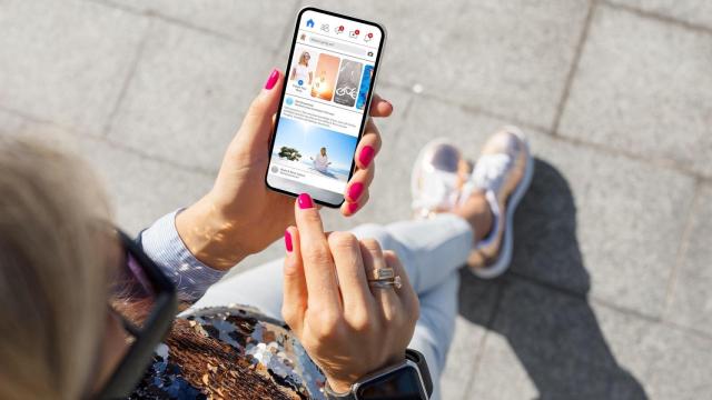 Una mujer usa Facebook, en una imagen de archivo.