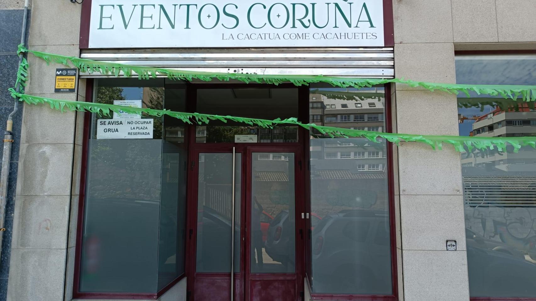 Galería Eventos A Coruña: La cacatúa come cacahuetes