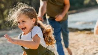 Niña jugando con los padres
