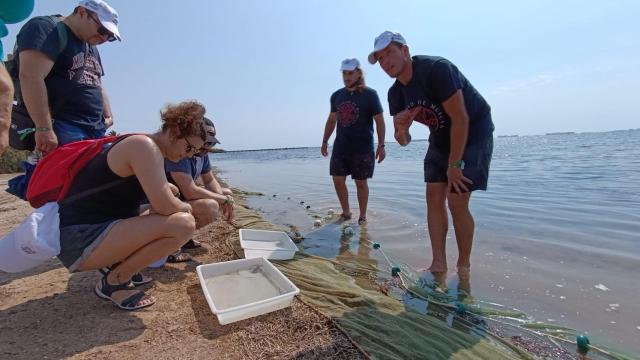 Los ambientólogos de la Universidad de Murcia con los asistentes a una visita de Mar Menor Road Trip.