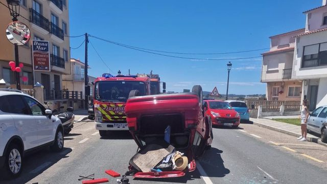 El coche volcado en la calle Fonte de Ons.