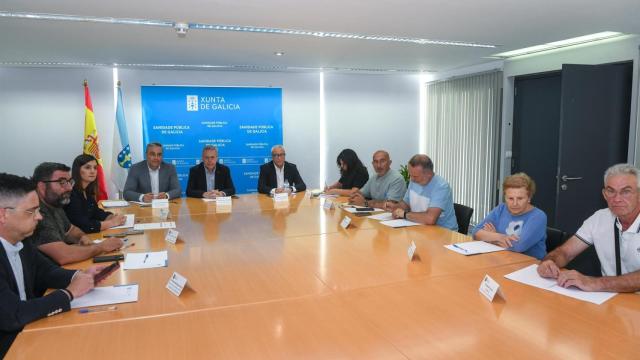 El conselleiro de Sanidade, Antonio Gómez Caamaño, y el gerente del Sergas, José Ramón Parada, se reúne con la Mesa Local da Saúde de Moaña, encabezada por la alcaldesa, Leticia Santos.