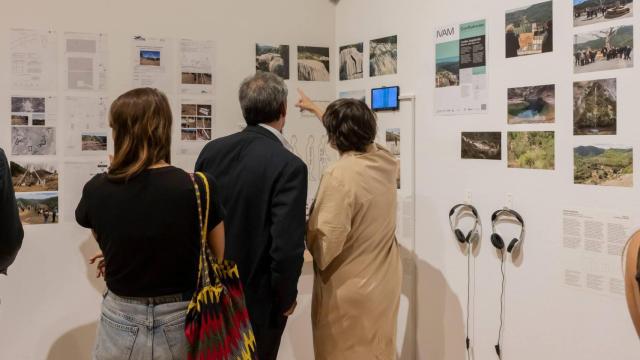 El conseller de Cultura Vicente Barrrera, de espaldas, durante una inauguración.