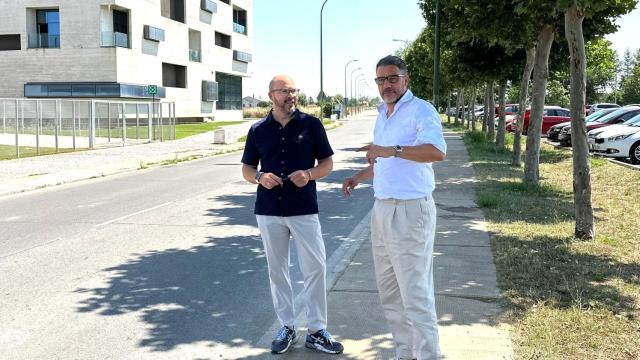 El teniente de alcalde, Daniel Velasco, y el alcalde de Villamayor, Ángel Peralvo, visitan la carretera