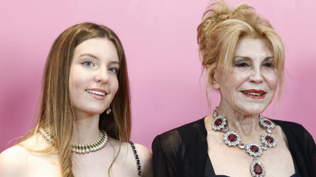 Tita Cervera, junto a su hija Carmen en un evento celebrado en mayo de 2024.