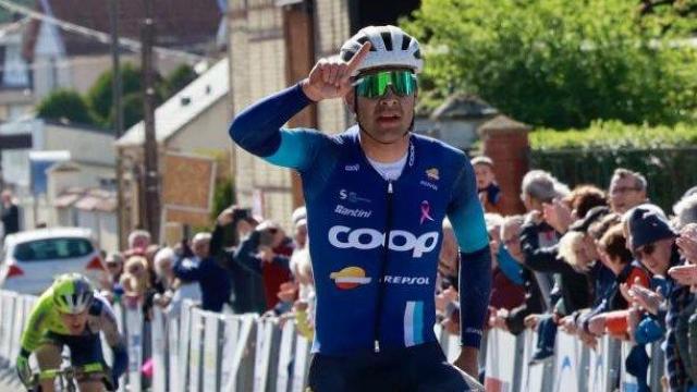 El ciclista André Drege celebra una victoria.