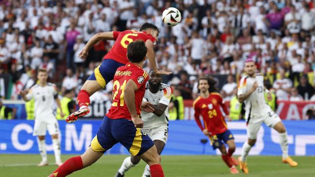Momento en el que Mikel Merino remata para darle la victoria a España.