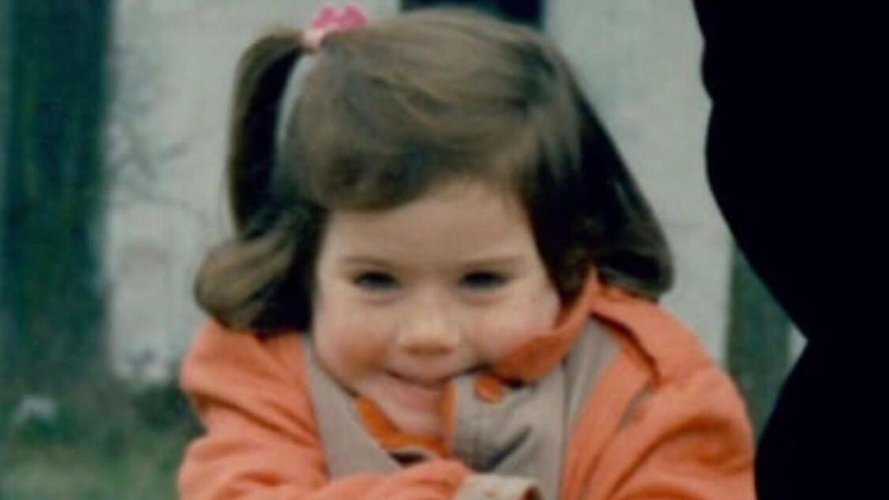 Imágenes del día: Amelia Bono abre el álbum de fotos de su infancia en su 43 cumpleaños