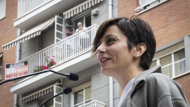 La ministra de Vivienda, Isabel Rodríguez, durante su visita este jueves a los proyectos de vivienda y regeneración urbana del barrio de Txonta (Eibar).