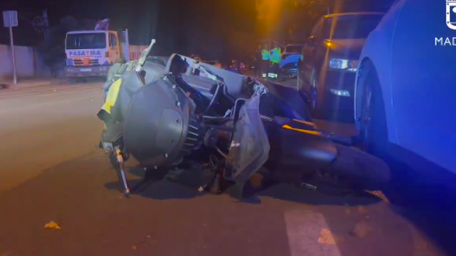 La motocicleta del conductor que ha perdido la vida en Villaverde, en el suelo.