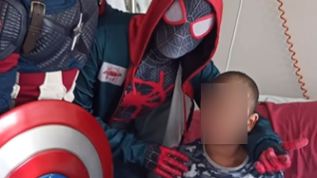 Iván, con los superhéroes de película.