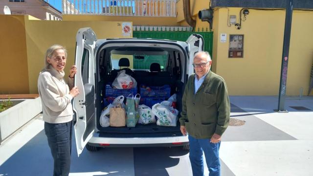 El Presidente de la Cocina Económica, Jacinto Torres, y la actual dueña de la Pulpeira, Mª Carmen Rodríguez, hija de Lola, posan junto al furgón con los alimentos recaudados