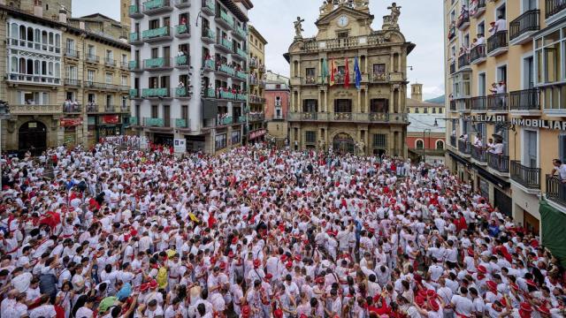 Ambiente en la plaza del ayuntamiento de Pamplona momentos antes del chupinazo.