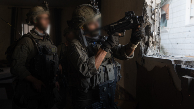 Miembros de las FDI en  la zona de Shejaiya, en el norte de la Franja de Gaza.