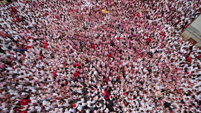 Miles de personas celebran el comienzo de las fiestas de San Fermín durante el txupinazo.