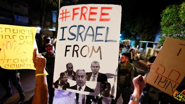 Pancartas contra el Gobierno de Benjamin Netanyahu en la protesta de este domingo en Jerusalén al cumplirse nueves meses de los atentados del 7 de octubre.
