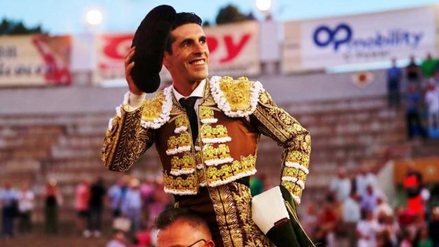 Alejandro Talavante salió a hombros del coso arevalense tras cortar dos orejas