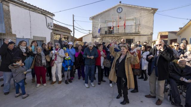Villar de Corneja celebra el fin de año a las 12 del mediodía desde el año 2004