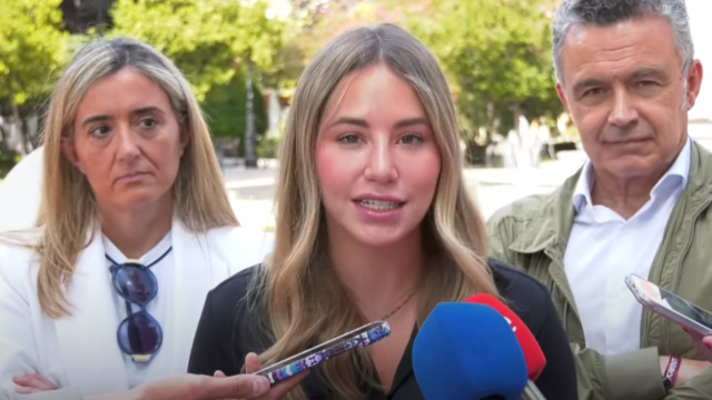 La vicesecretaria de Movilización y Reto Digital del PP, Noelia Núñez, este domingo en Logroño junto al alcalde de la ciudad, Conrado Escobar.