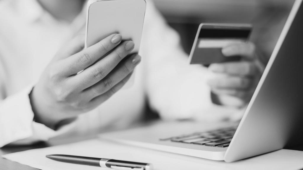 Una mujer haciendo operaciones de banca online.