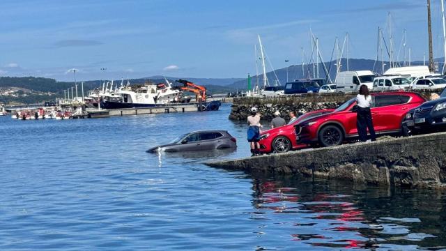La marea alta se traga un vehículo en Muros (A Coruña)