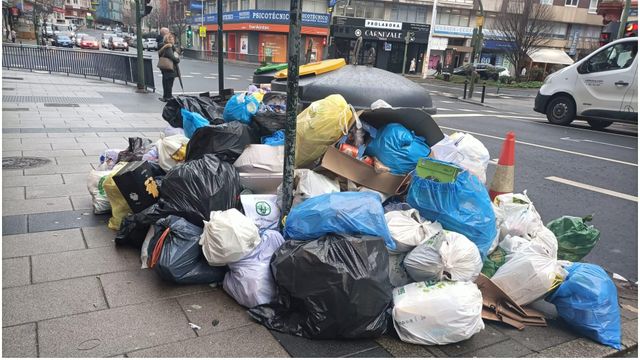 Foto de archivo de basura acumulada en en A Coruña